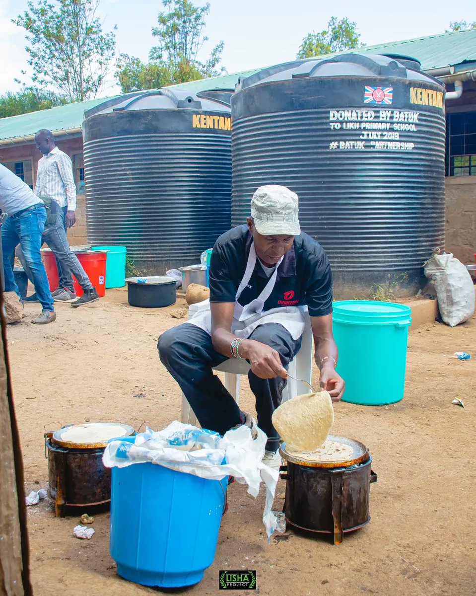LishaProject's tweet image. 👨‍🍳🍳 Real men cook! 
At Likii Primary School celebrates Chapati Day with culinary talents on display. Gender doesn't define cooking skills. #TheLishaProject #mencook #chapatiday #igerskenyan #Lisha_at_2 🍳👩‍🍳 Bon appétit!