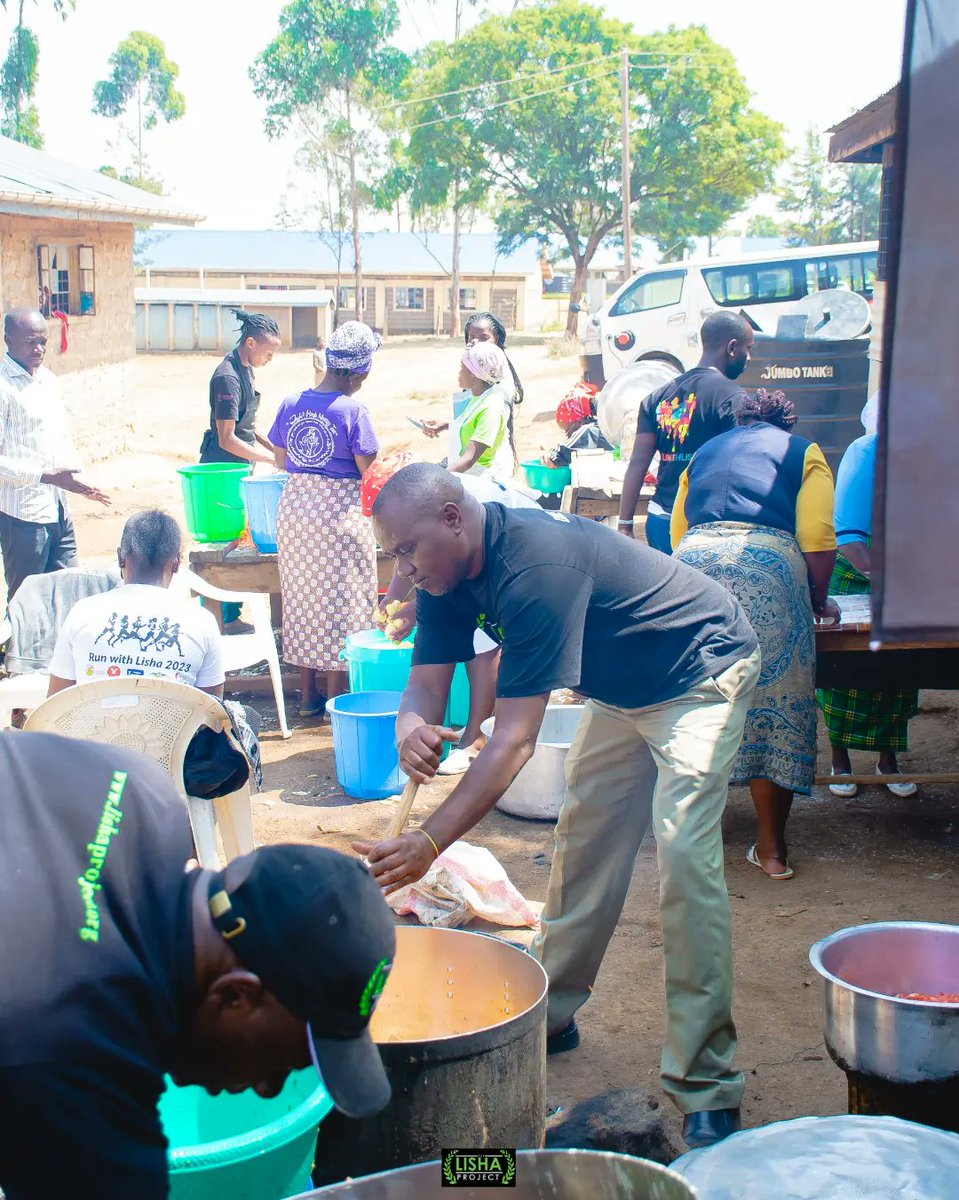 LishaProject's tweet image. 👨‍🍳🍳 Real men cook! 
At Likii Primary School celebrates Chapati Day with culinary talents on display. Gender doesn't define cooking skills. #TheLishaProject #mencook #chapatiday #igerskenyan #Lisha_at_2 🍳👩‍🍳 Bon appétit!