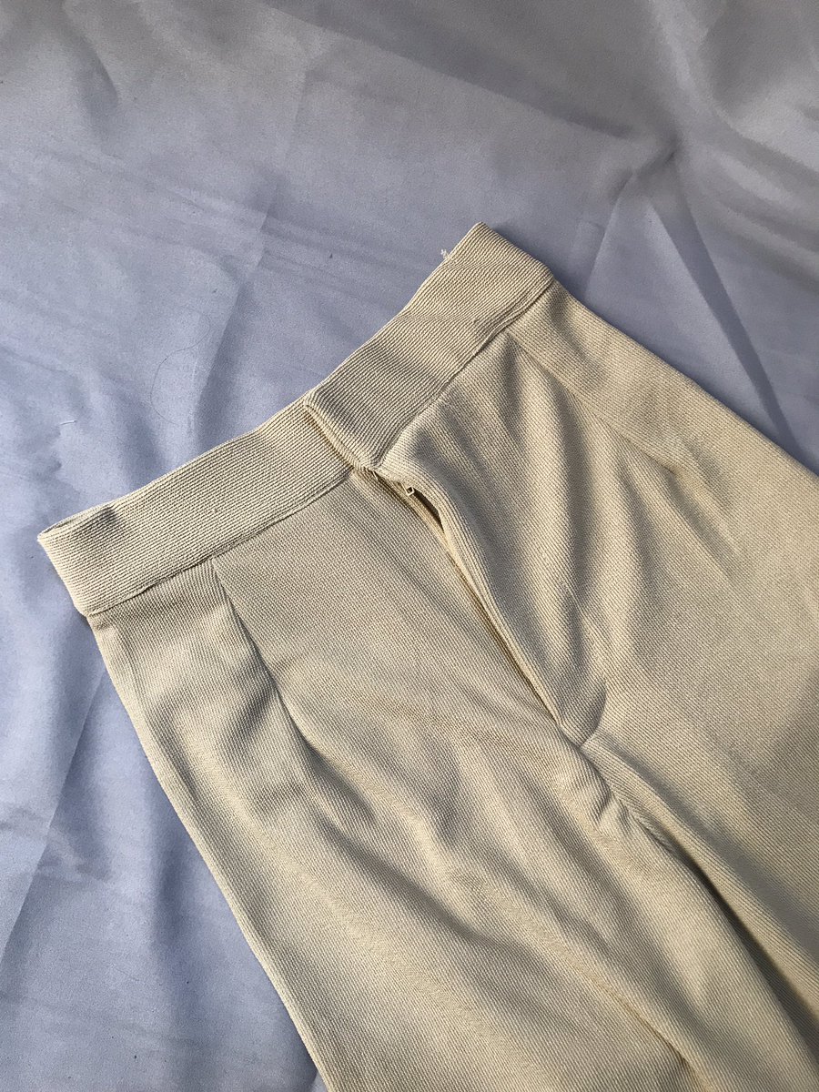 Cewek-cewek mungil kyak aku harus coba beli kulot ini, karna baguss bgtt, ngga perlu ribet ke tukang jait lagi, bahannya fit di badan jadi bikin keliatan tinggi✨🌹

Btw tinggiku 150cm pake yg panjangnya 93cm
shope.ee/4fSd2pg2N7