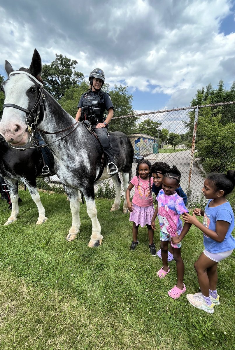 TPSMounted's tweet image. #PHSaunders had an awesome time recently in 41 Division’s Oakridge Community Youth Camp Urban Promise. Thank you for having us! #policehorse #bigmeetssmall #gentlegiant #toronto #summer #CommunityEngagement