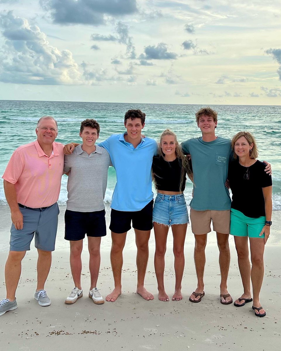 foster_patrice's tweet photo. Family Vacation 2023🏖️☀️ Filled up and worn out. 💗#AMI https://t.co/WYpNyp62ER