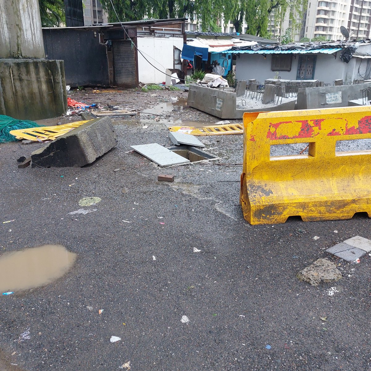 immuki's tweet photo. @mybmcWardN @mybmc @MMRDAOfficial @MumbaiPolice The issue remains open.. this can lead to serious accidents and injuries.. https://t.co/IoGUX6ePND