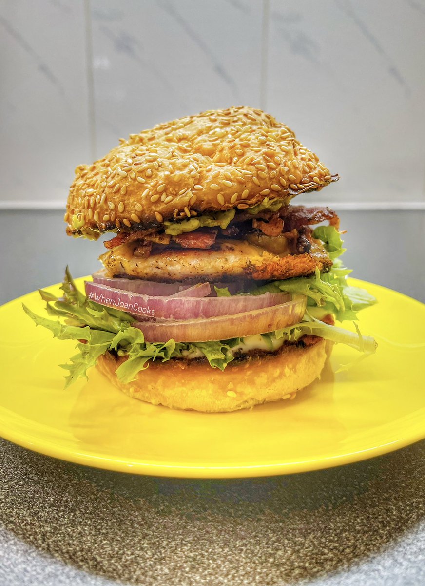 GabsDiva's tweet photo. β¦ Lunch: Chicken & Bacon Burger. With Melted Cheddar Cheese, Lettuce, Red Onion, Seared Cherry Tomatoes, Avocado Guacamole, Green Chilli Sauce and Hellsmans Mayo. On A Toasted Sesame Bun. π€€π€πΌ β¦ #WhenJoanCooks #BecauseItsCold #ComfortFood β¦ https://t.co/5s3d79IJ7w