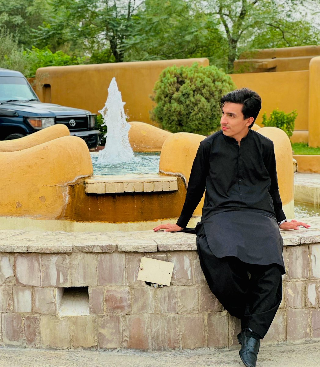 چی خندا پکی راغلی وی صابرہ ! 
یو تصویر رانه بی پامه غوندی واخله🥀