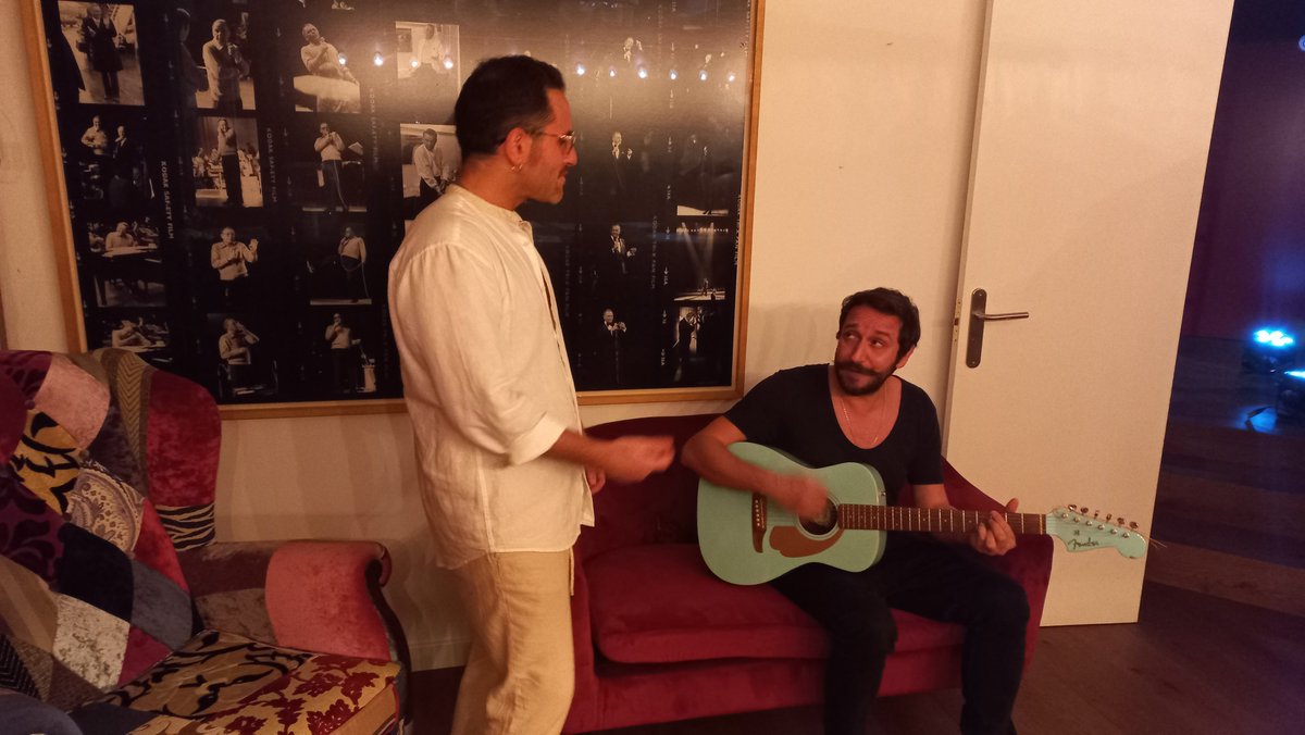 oriolcarreras's tweet photo. De ensayo con @Lituseando y @GianCarloArena para #ElPub de hoy dedicado a la música italiana.
Abrimos a las 20.00h en @La_SER @ElTerrat https://t.co/q4Fv3IOTZ1
