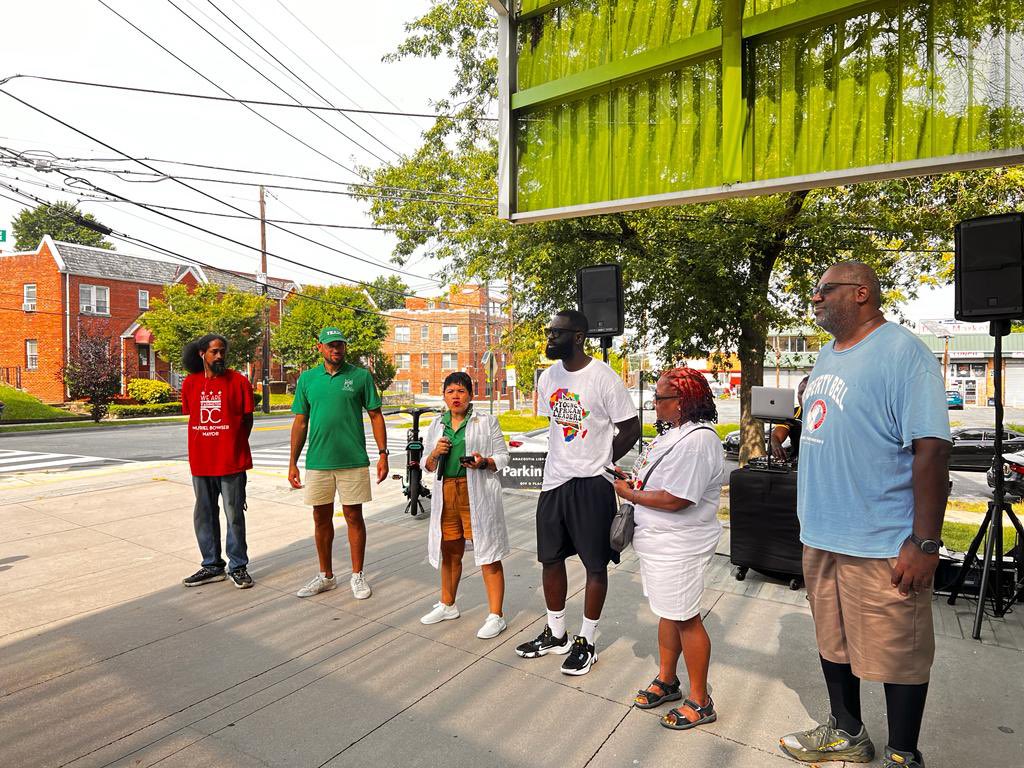 MOAA_DC's tweet photo. #YALIWeekend isn’t over yet!
#MandelaDayOfService Community Clean Up is well on its way in Ward 8’s Fairlawn Community.
Join @MOAA_DC, @CleanCityDC, @ServeDC, and @WashFellowship fellows in keeping our communities clean. #TrashFreeDC 🌍 https://t.co/csADPTjm13