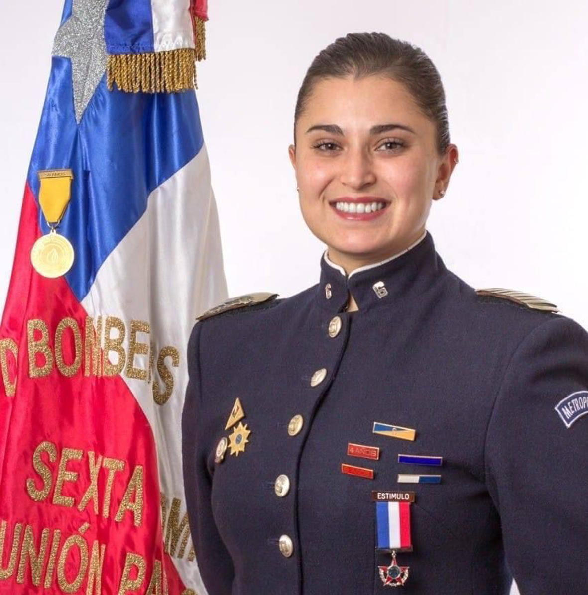 Revista_Sabado's tweet photo. SÁBADO | La voluntaria de @BomberosdeChile, Paulina Bello, es también una de los #100JóvenesLíderes2023
Parte de la 6ª Compañía del Cuerpo de Bomberos Metropolitano Sur, es hoy rectora de la Escuela de Formación Bomberil de este Cuerpo de Bomberos, que tiene 724 voluntarios. https://t.co/FAgd0OL4wf