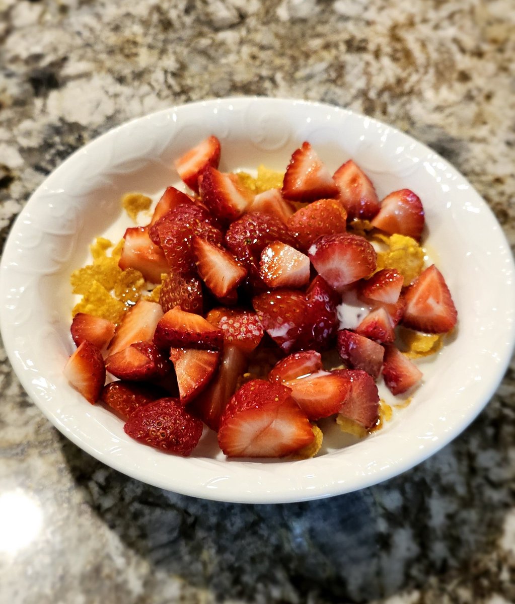 brucesofia's tweet image. Brunch - cornflakes, fresh strawberries, and local honey.
#cornflakes 
#strawberry 
#strawberries 
#honey 
#localhoney
