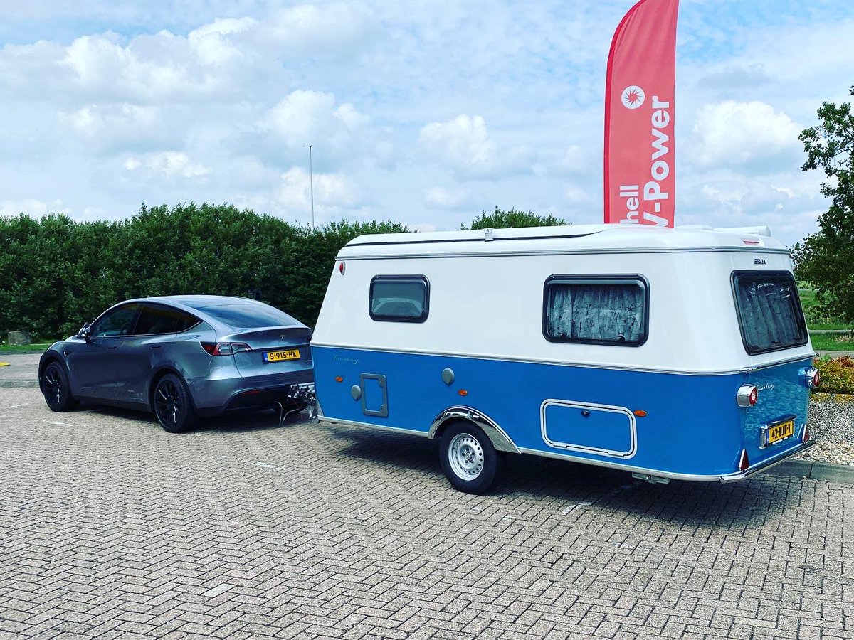 RolandTameling's tweet photo. Summer Team is ready. 😎#HUGEcarguy #Reportage #ComingUp #EVmetCaravan #Vouwwagen @ad_auto @ADnl @eribacaravans @tesla @elonmusk #TeslaModelY #EribaTouring #Roadtrip #Paris #Praktijktest https://t.co/TeH7pXghq2