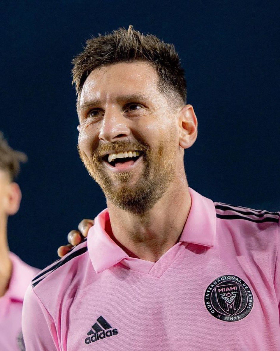 juegosimple__'s tweet photo. 📊 Los MÁXIMOS GOLEADORES de Tiro Libre en TODA la historia del fútbol:

🇧🇷 1 - Juninho Pernambucano — 77
🇧🇷 2 - Pelé — 70
🇧🇷 3 - Ronaldinho — 66
🇦🇷 4 - Victor Legrotaglie — 66
🏴󠁧󠁢󠁥󠁮󠁧󠁿 4 - David Beckham — 65
🇦🇷 6 - LIONEL MESSI — 63
🇦🇷 7 - Diego Maradona — 62
🇧🇷 7 - Zico — 62
🇳🇱 9 - Ronald Koeman — 60
🇧🇷 9 - Rogerio Ceni — 60
🇵🇹 9 - Cristiano Ronaldo — 60