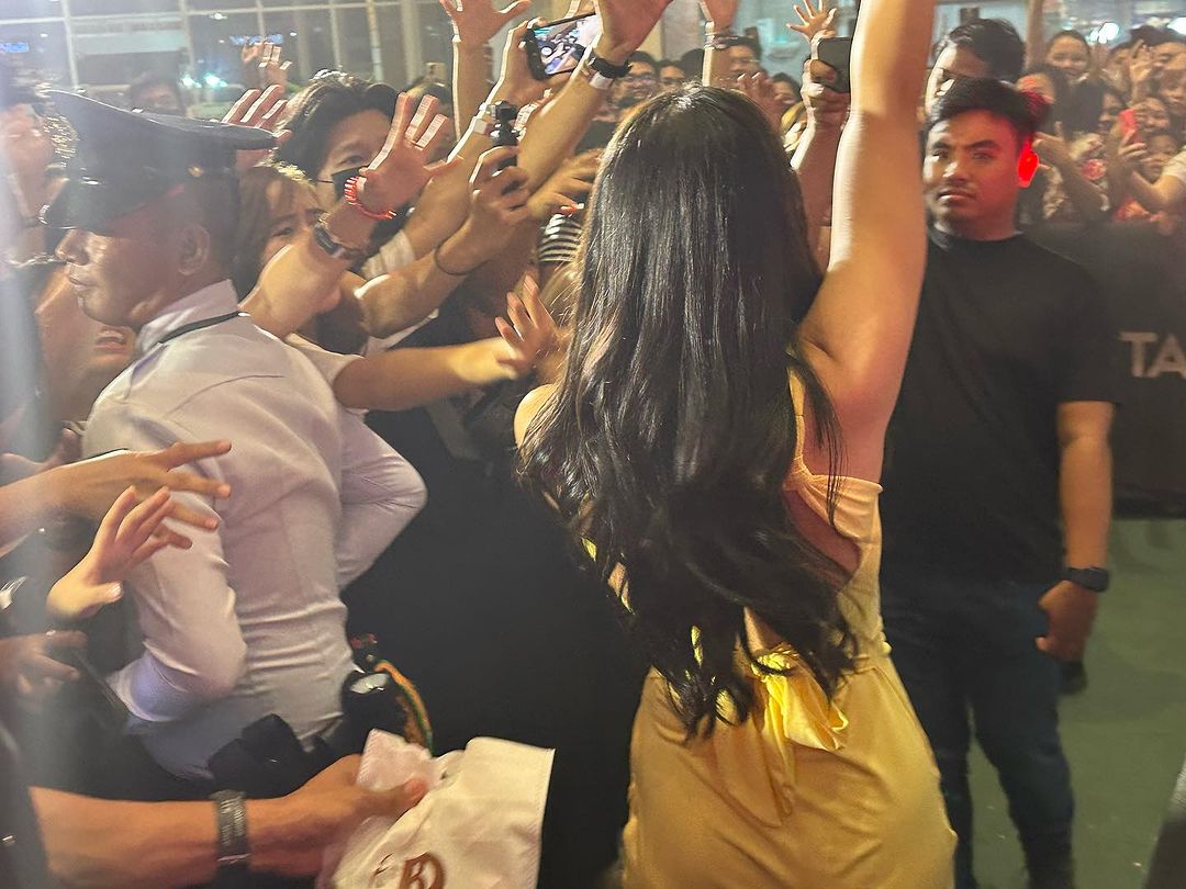 JANEsterszILO's tweet photo. @itsJaneOineza @JRBcreativeprod RT! @JRBcreativeprod
The Birthday Girl, Jane Oineza at the #PiraPirasongParaiso🧩 and #NagAapoyNaDamdamin❤️🔥 Back2Back Caravan here at Vista Mall Taguig.🔥
#Back2BackCaravan
#JRBCreativeProd https://t.co/Via5NYNkv1