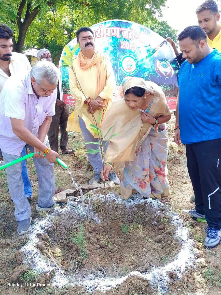 BasuMalti4bjp's tweet photo. पौधे लगाएं, पेड़ बचाएं...!
आइए हम सब मिलकर पर्यावरण संरक्षण की ओर कदम बढ़ाएं..!!

आज बांदा नगर के दक्षिण मुखी श्री बालाजी मंदिर विराजमान श्री लक्ष्मी नारायण मंदिर शास्त्री नगर में आयोजित वृक्षारोपण जन अभियान  2023 के अन्तर्गत वृक्षारोपण किया .!! https://t.co/doWCzPauRx