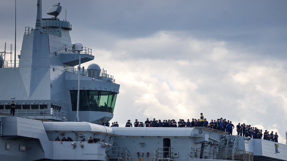 HMSPWLS's tweet photo. ✅Flood up
 
✅ leaving Rosyth

⚓️ at anchor on the river Forth for the next few days to test our systems....📈 https://t.co/J3ZQuN4jUi
