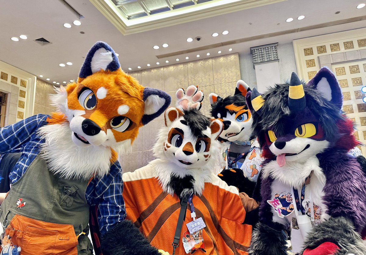 Bubo_li's tweet photo. #FursuitFriday 补一个毛五
兽界的夜毛大聚会！
Fursuiters and fursuit made by @LaoyeFurward https://t.co/qeqbuFFGJ4