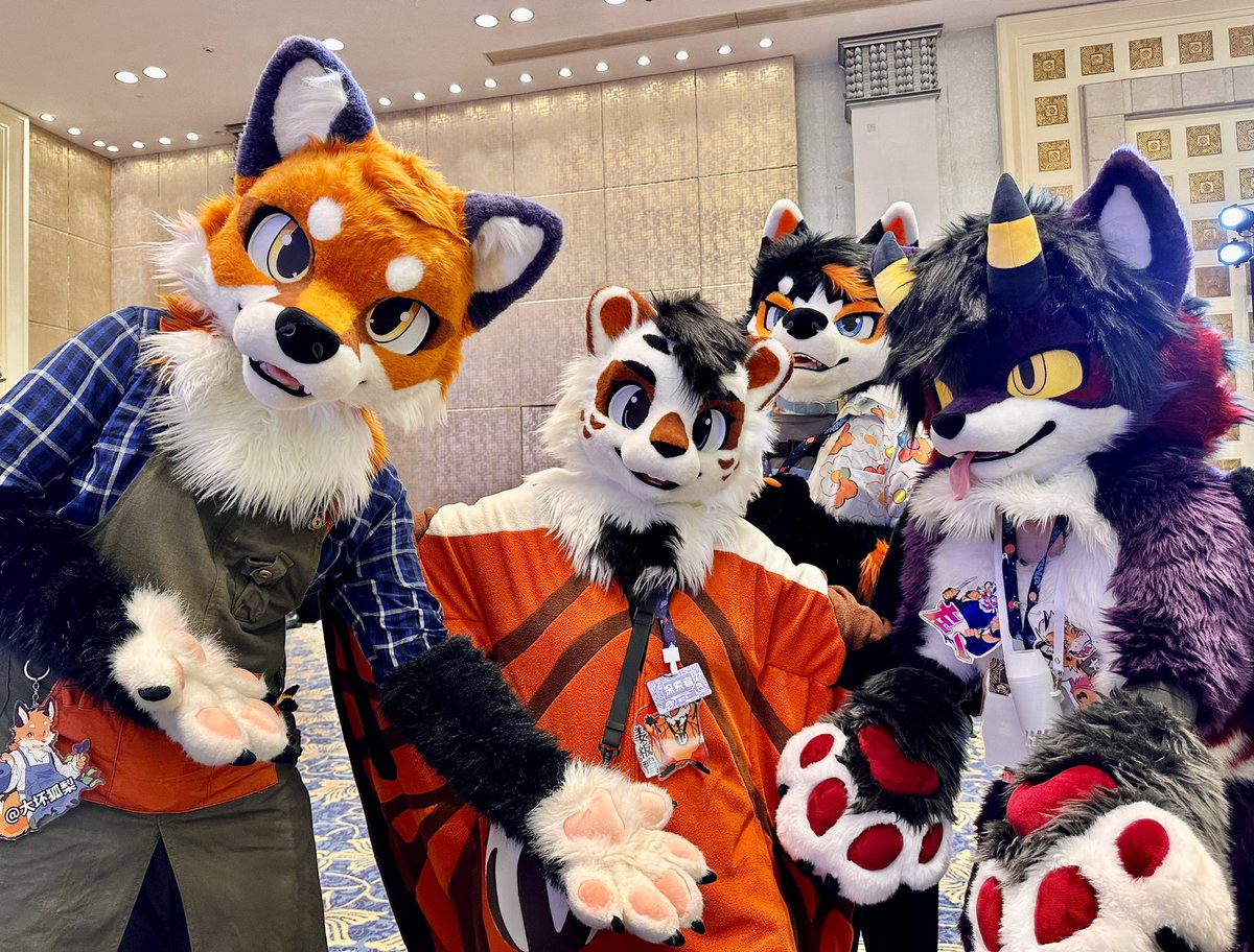 Bubo_li's tweet photo. #FursuitFriday 补一个毛五
兽界的夜毛大聚会！
Fursuiters and fursuit made by @LaoyeFurward https://t.co/qeqbuFFGJ4