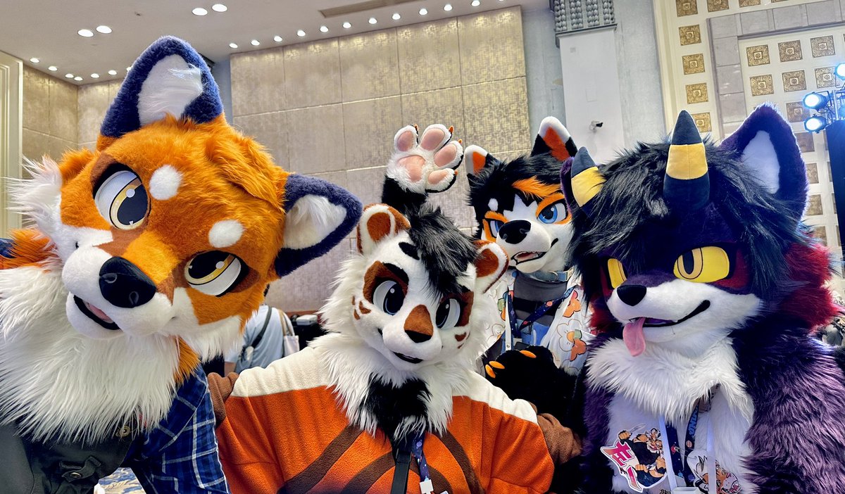 Bubo_li's tweet photo. #FursuitFriday 补一个毛五
兽界的夜毛大聚会！
Fursuiters and fursuit made by @LaoyeFurward https://t.co/qeqbuFFGJ4