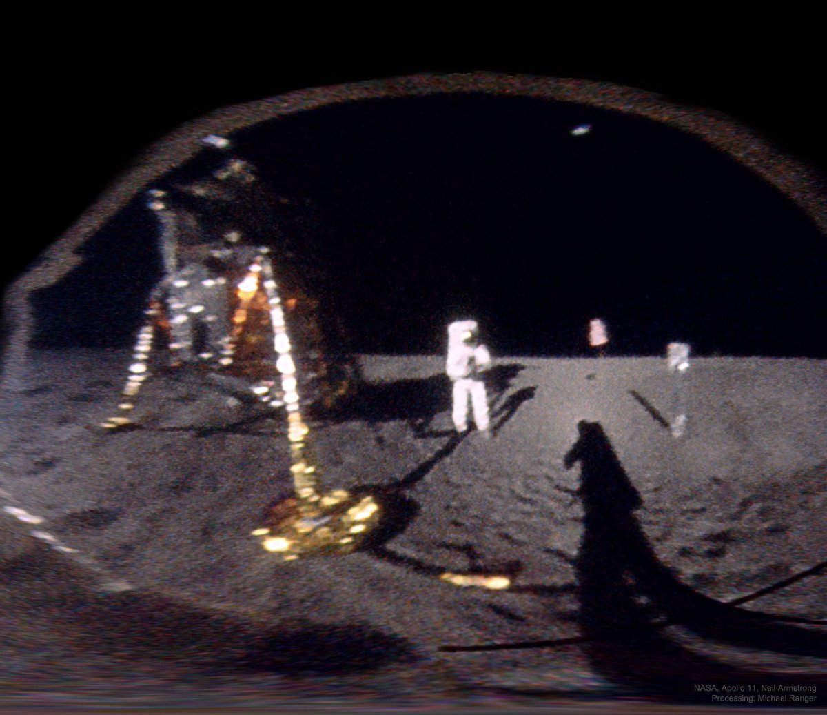 Le 20/07/1969, Neil Armstrong prenait en photo Buzz Aldrin lors de leur sortie extravéhiculaire à la surface de la Lune. On voit très bien le reflet d'Armstrong dans le casque d'Aldrin Ce reflet a été inversé pour reproduire ce qu'Aldrin voyait lorsqu'il a été pris en photo 1/2