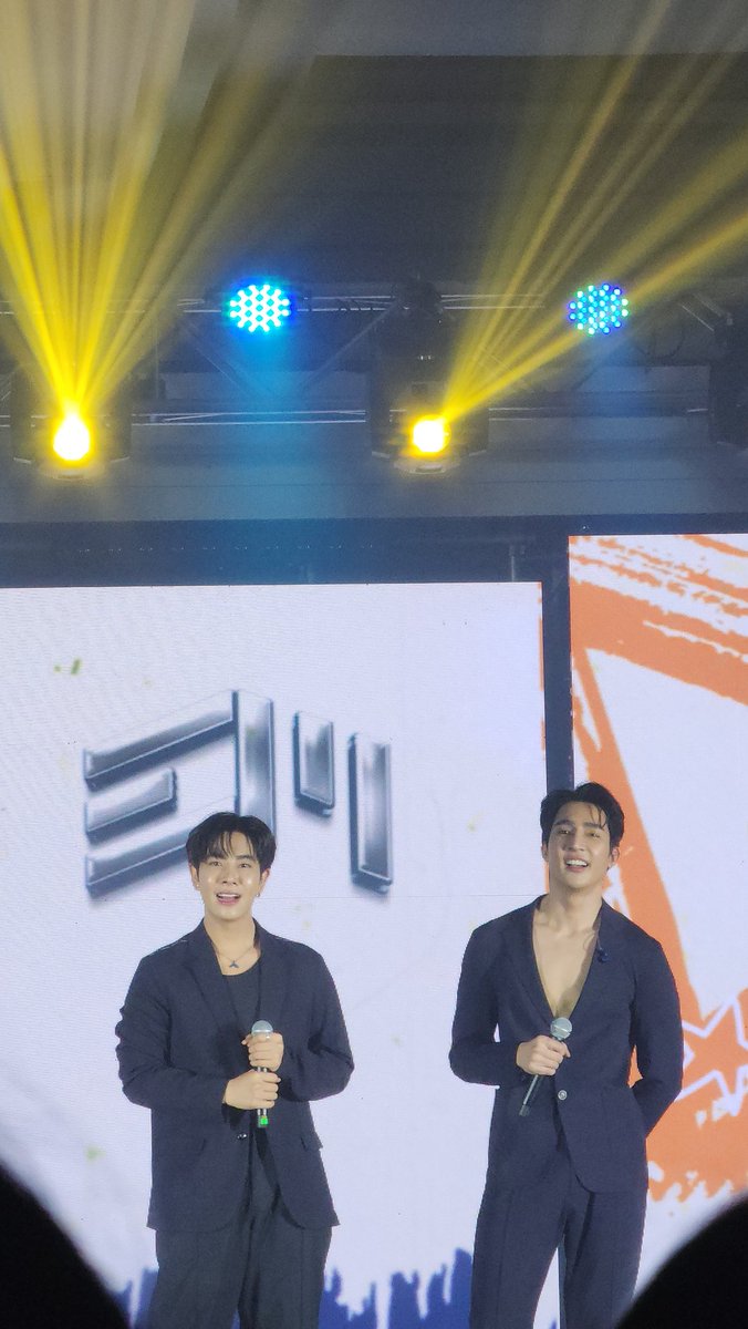 michiyo_zhang's tweet photo. See you again 👋
And
Happy Birthday Mixxiw 🎁🎂
#EMflytothemooninVN
#EarthMixReadyforVN
#เอิร์ทมิกซ์ #EarthMix 
#EarthPirapat #mixxiw https://t.co/ukkmVflIOc
