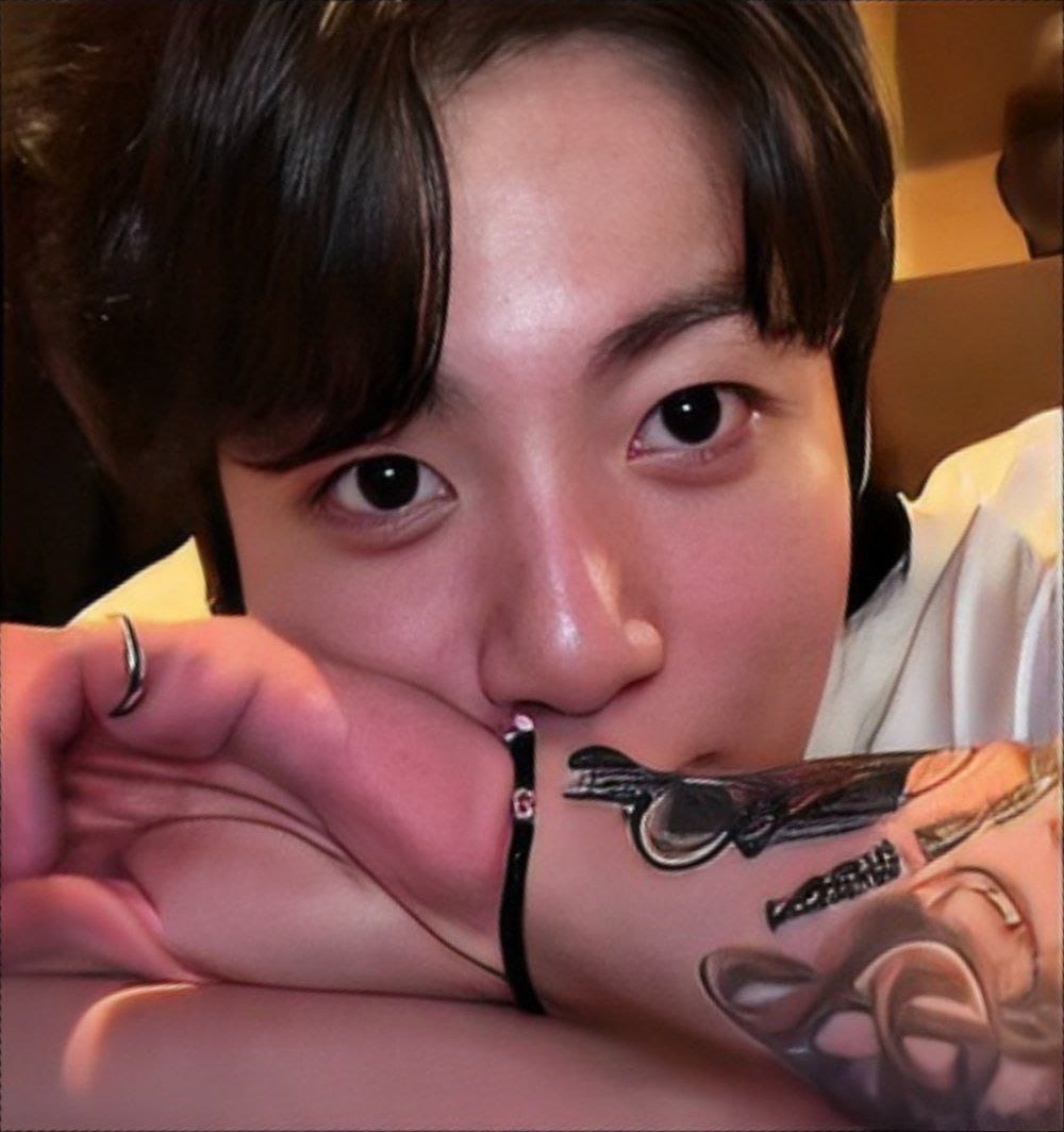 Shinemichm's tweet photo. — Traducción al español del reciente live de Jungkook | Clean y Explicit Ver.

🐰💬: "Fckin you" y "Lovin you" no son lo mismo. Como artista, ¿cuál es la razón por la que hiciste una versión "sucia"? (*suponiendo que usaron un traductor)

🐰: ¿Por qué es una versión sucia? [+] https://t.co/0RgEKxrjQv