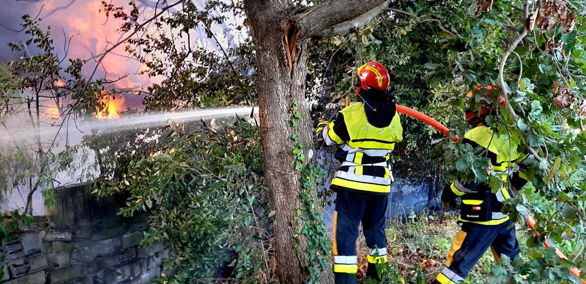 Pompiers_13's tweet photo. 🔴 [#Opérations]

Le dispositif préventif #FDF des #Pompiers13 a permis d’attaquer rapidement et massivement un feu naissant à Saint-Rémy-de-Provence

✅ 70 🧑‍🚒
✅ une quinzaine de 🚒
✅ 5 largages 

Les habitants avaient respecté les #OLD #autoprotection #débroussailler 👏👏👏 https://t.co/lXlNuJzxgt