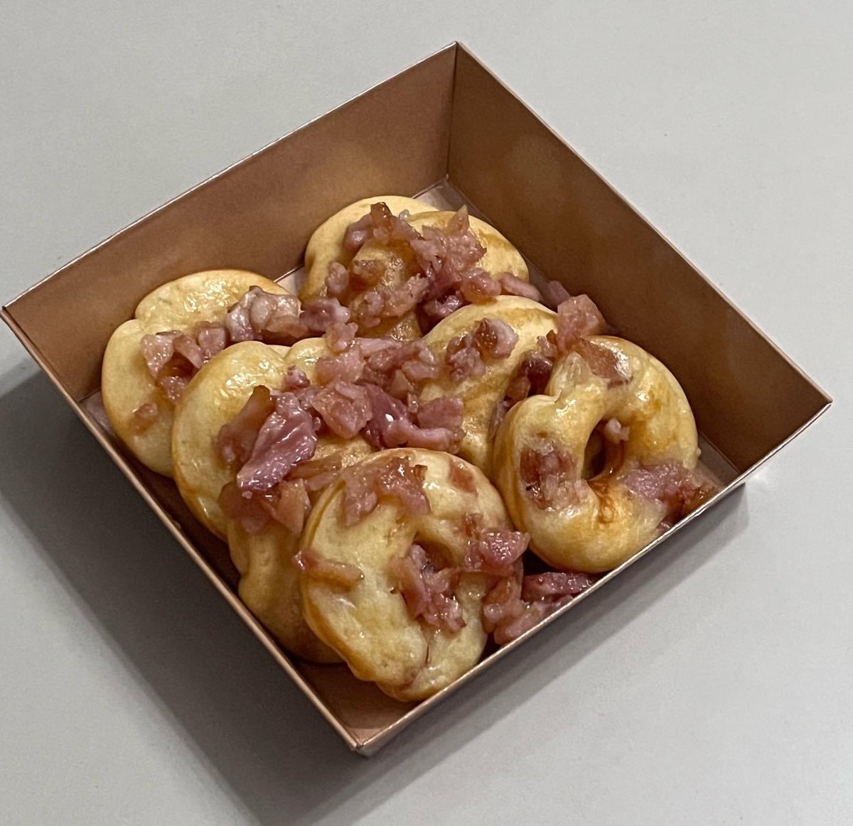 DWAUGHNBELLE's tweet photo. hi guys !! my maple bacon donuts are avail later !! dm me to avail pi 🥓 https://t.co/w9nTCEwdRy