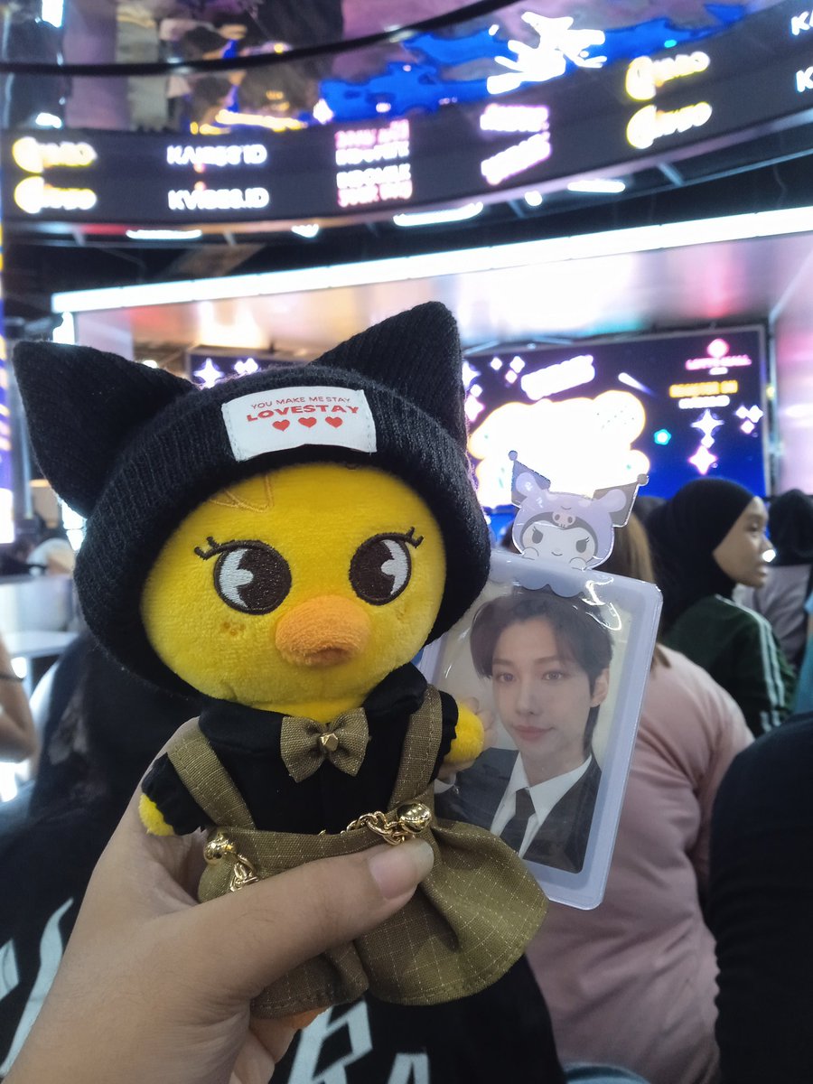 [HELP RT]

STAY!! 
Bagi yang melihat Mini Bbokari dengan baju dress dan topi love stay ini di daerah Lotte Avenue Mall, tepatnya dekat sama halte atau pintu DBS tower, tolong DM/Reply tweet ini ya🥲

Please help me find my okari huhu😭