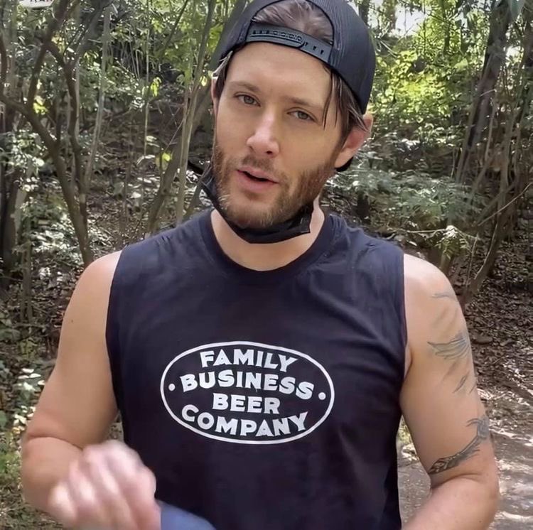 spnjxnmish's tweet photo. 🧵that no one asked for of jensen wearing backwards caps https://t.co/AfEMDs84J9