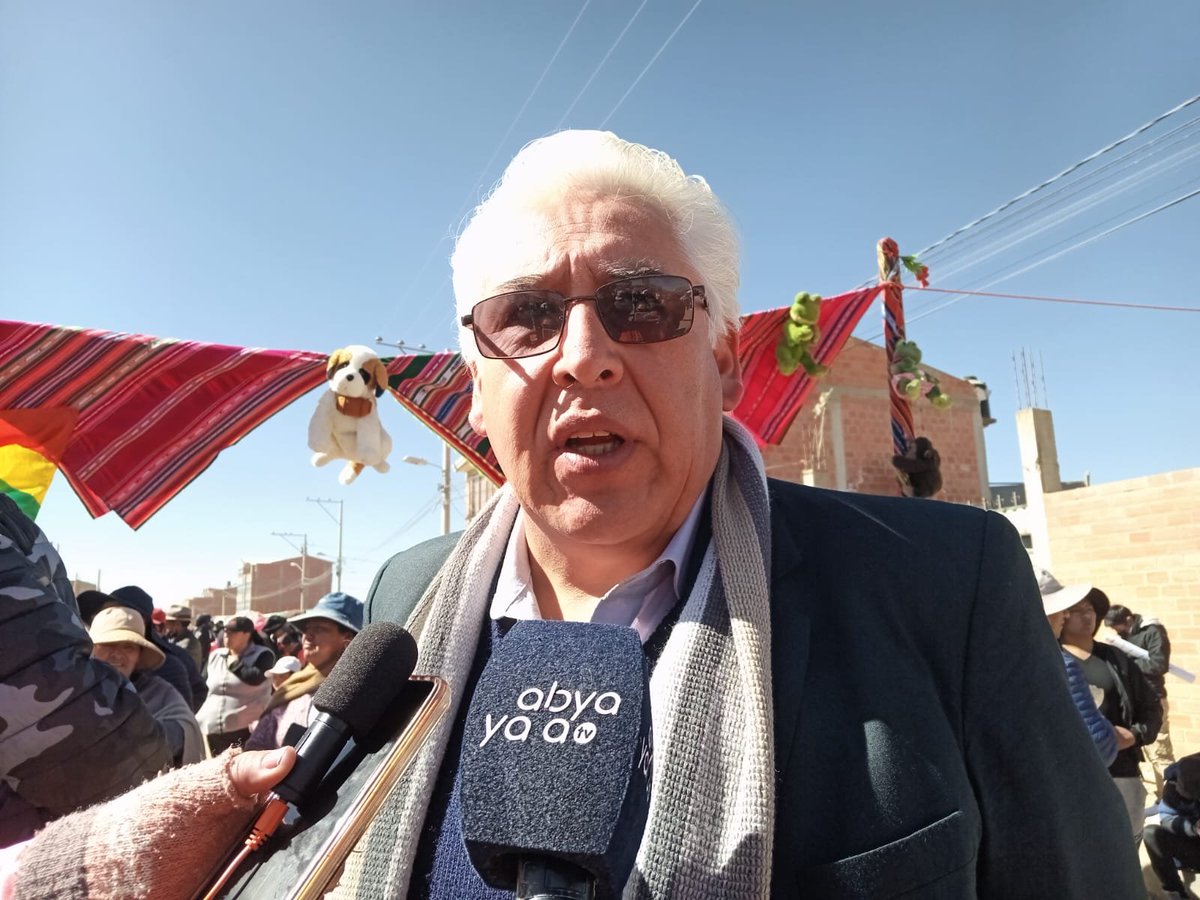 AbyaYalaBolivia's tweet photo. #AbyaYalaTv
#ElAto
El secretario de Salud, Saúl Calderón, informó que tras haber sido confirmado la mordedura a un menor de edad, en la zona Mercedario, se trasladó a 5 canes a Zonoosis para el análisis respectivo y de esa manera prevenir un posible caso de rabia canina. https://t.co/K75SwYxuds