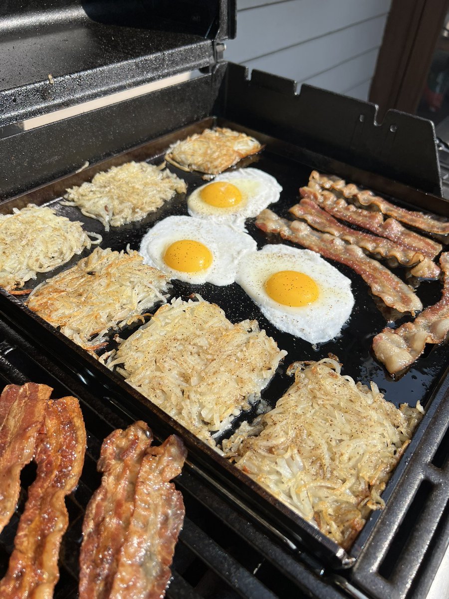 Leb13's tweet photo. Breakfast on the deck with the king. https://t.co/qCIXNRD2Zr