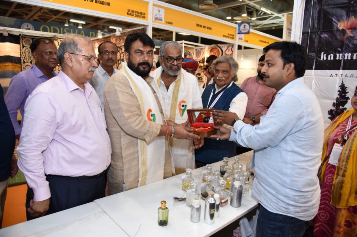 IndiaGIFair's tweet photo. Shri Hemant Patil, MP HLC, Maharashtra with Shri Pasha Patel Former MLA, Farmer  leader &amp; Chairman of NAPC  interacting with Exhibitors, Overseas Buyers Transacting Business &amp; Master’s Chef Workshop During GI Fair India'23 @minmsme @TexMinIndi @RailMinIndia @DPIITGoI @CIPAM_India https://t.co/iTXMGFw0G6