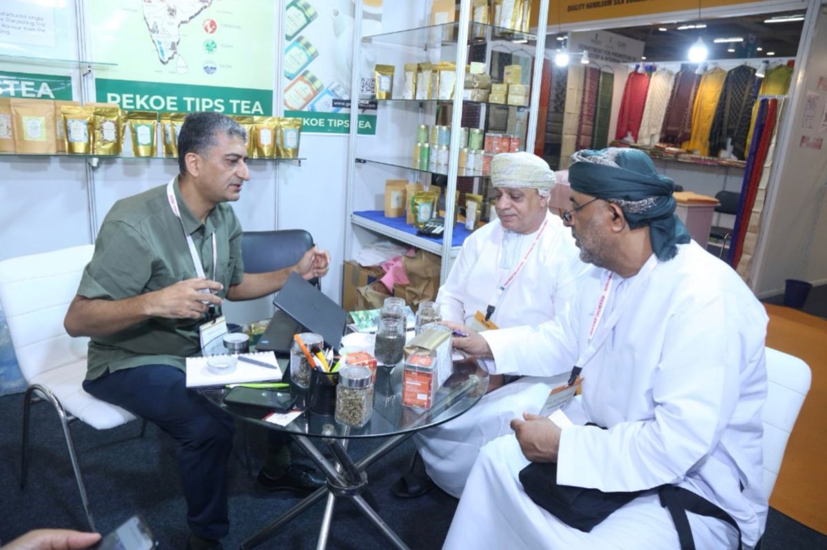 IndiaGIFair's tweet photo. Shri Hemant Patil, MP HLC, Maharashtra with Shri Pasha Patel Former MLA, Farmer  leader &amp; Chairman of NAPC  interacting with Exhibitors, Overseas Buyers Transacting Business &amp; Master’s Chef Workshop During GI Fair India'23 @minmsme @TexMinIndi @RailMinIndia @DPIITGoI @CIPAM_India https://t.co/iTXMGFw0G6