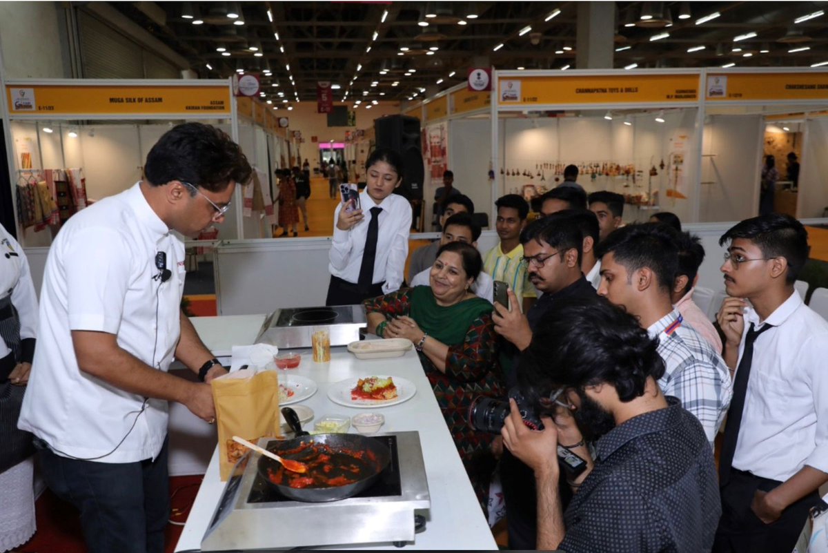 IndiaGIFair's tweet photo. Shri Hemant Patil, MP HLC, Maharashtra with Shri Pasha Patel Former MLA, Farmer  leader &amp; Chairman of NAPC  interacting with Exhibitors, Overseas Buyers Transacting Business &amp; Master’s Chef Workshop During GI Fair India'23 @minmsme @TexMinIndi @RailMinIndia @DPIITGoI @CIPAM_India https://t.co/iTXMGFw0G6