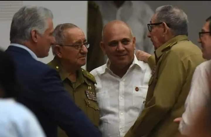 IsaGlezCmg's tweet photo. En ustedes vive #Fidel
Me encantó esa imagen
Gracias por su entrega y dedicación por el bien de nuestro #pueblo
Gracias por todo #Raúl
#70Moncada
#CompromisoEterno @PartidoPCC @AsambleaCuba @PresidenciaCuba @marcia_chicoy @d_mambi @FHHernndez1 @JorgeSutil2 @Pablitocx https://t.co/4rkeX5cp4l
