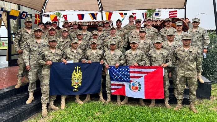 SOCSOUTH's tweet photo. #ResoluteSentinel23 Draws to a Close.  U.S. #SOF personnel along with their Peruvian counterparts took time to conduct a Diver Badge exchange 🤝, after a successful execution phase, during the closing ceremony of the Multilateral Exercise.  #StrongerTogether 💪#StrengtheningPartnerships🇵🇪🇺🇸