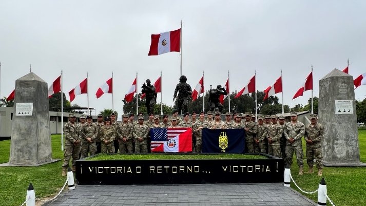 SOCSOUTH's tweet photo. #ResoluteSentinel23 Draws to a Close.  U.S. #SOF personnel along with their Peruvian counterparts took time to conduct a Diver Badge exchange 🤝, after a successful execution phase, during the closing ceremony of the Multilateral Exercise.  #StrongerTogether 💪#StrengtheningPartnerships🇵🇪🇺🇸