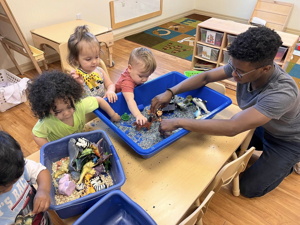 Sensory bin play is ALWAYS a good idea! 🤩