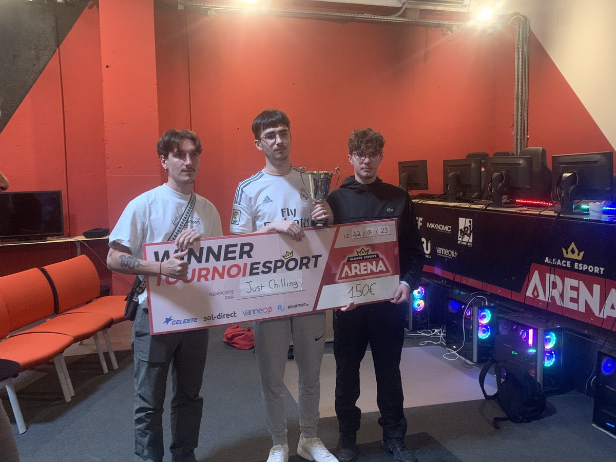 AlsaceArena's tweet photo. La grand gagnant de cette #FastLanRL #2 est...🥁
🏆 JUST CHILLING 🏆
Félicitations à ses pilotes @xanaaxcrrr, @MeyynRL1 et @FaayRL qui repartent avec la coupe et le chèque 🥳 https://t.co/NyRC8Cz7dH