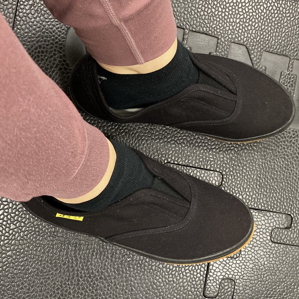 Shoebill84's tweet photo. 前のパーソナルの時にスクワットが不安定なのはクッション性のある靴のせいかも？と言われた。ネットで探すと先人のマッチョ達はワークマンの建さんⅡを絶賛。そう言えば高重量扱う人は地下足袋履いてる。速攻買いに行く。めちゃかっこいいし安定半端ない
#筋トレ #ダイエット #除脂肪 #肉体改造 #ジム https://t.co/Bx7zGHzdob