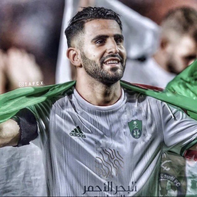 khiled_abu's tweet photo. @FabrizioRomano فابريزيو رومانو ) : تغريدة سياقتها ركيكيه 
الصحيح ) : وقع النجم العالمي رياض محرز للنادي الأهلي عقد لمدة ثلاث سنوات مع أفضلية سنه رابعة اذا أتفق الطرفين واليوم سيتم الإعلان الرسمي ✍✔ https://t.co/S6bslr6nVF