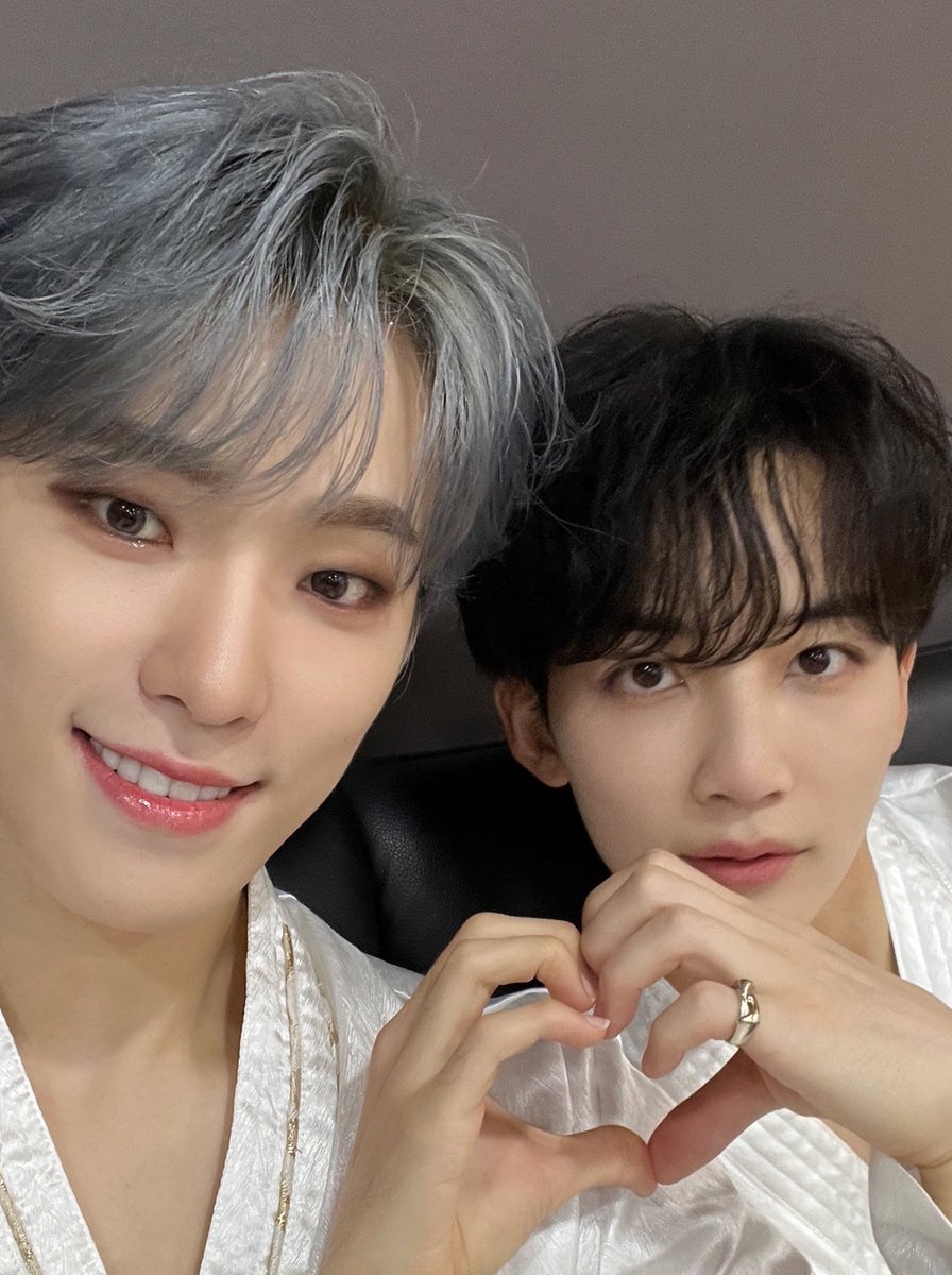 coup_jung's tweet photo. 정한이 대기실에서 얼굴 미쳤네 https://t.co/n2Tu1AIPgn