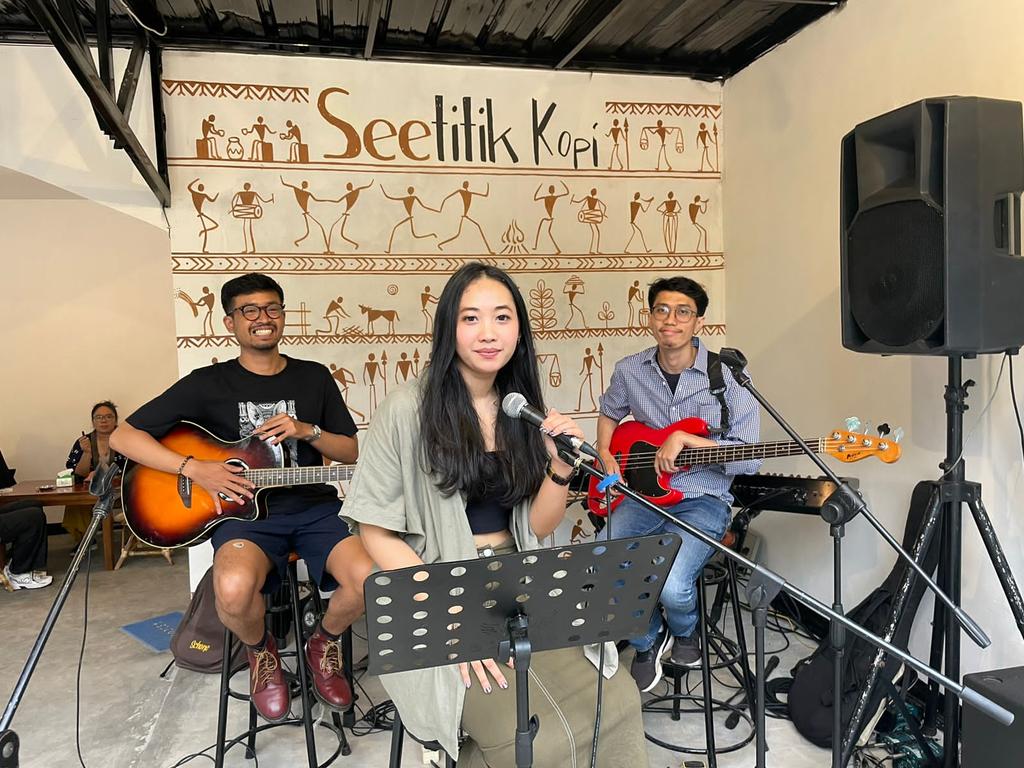 farid_dhika's tweet photo. -15 juli 2023-
@ seetitik kopi w/ Teman Main
special mention : 
1. om yasser &amp; mbak widya, thanks for having me.🙏
2. sis @ndahwm @fransiscadelina , makasih uda dtg, mbelain jauh jauh ke depok. 🙏 https://t.co/9sQN63RHKr