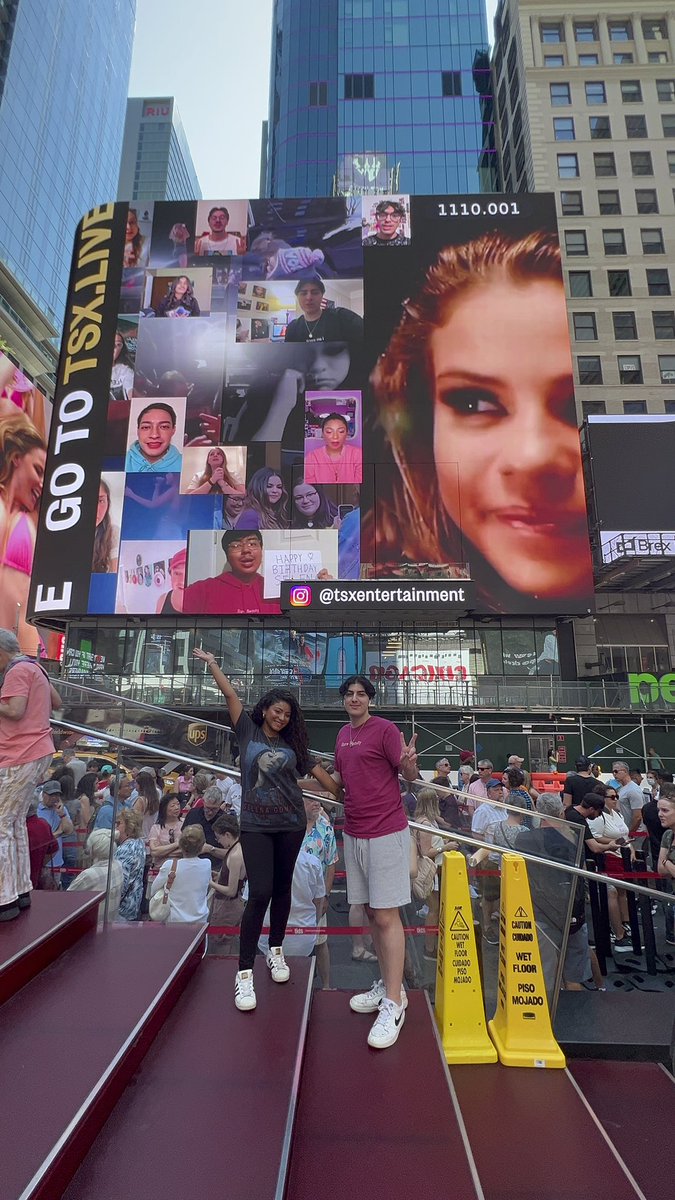 SelenaSourceFR's tweet photo. Des selenators ont diffusé des messages sur Times Square pour l’anniversaire de Selena Gomez! https://t.co/CGXbQJNual