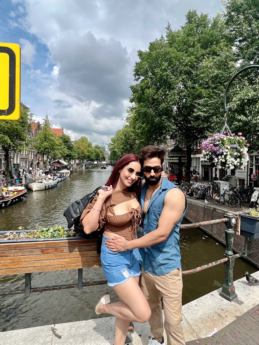 AnchorPiya's tweet photo. Amsterdam -Europe Trip #holdinghands @krnar56 #fabulous #anchorpiya #travelholic #europe #amsterdam🇳🇱 #casual #fablook @kapdabymanioberoi https://t.co/RzBFMoGUog