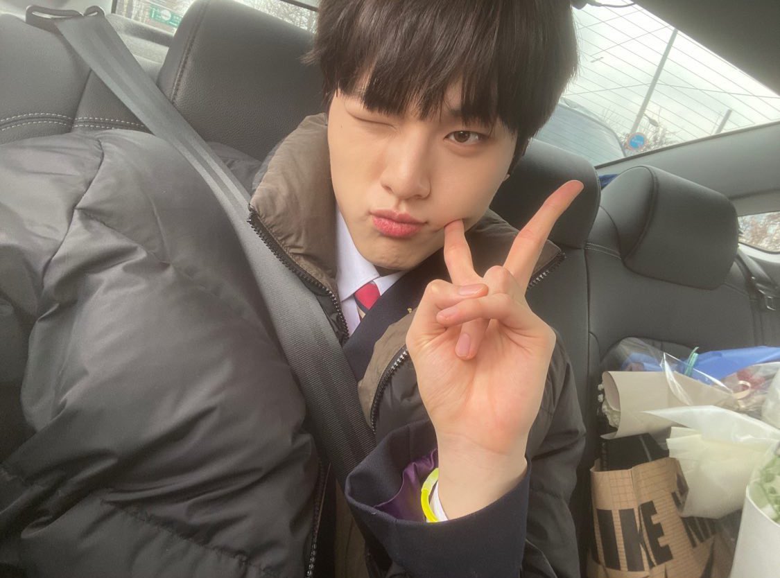 cleanclrclr's tweet photo. 이거 택시안이잔아....도현이가 앞에 택시기사님이 있는데도 앙큼셀카를 찍는 궁극의아이돌이라고 https://t.co/tmifT4dLg0