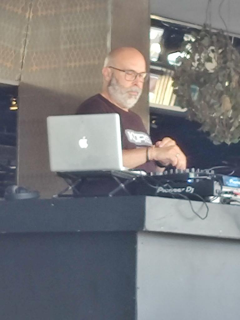 Je ne savais pas que <a href="/ABallNeverLies/">Alex // TrashTalk & TBNL</a> était DJ à Barcelone 😂
