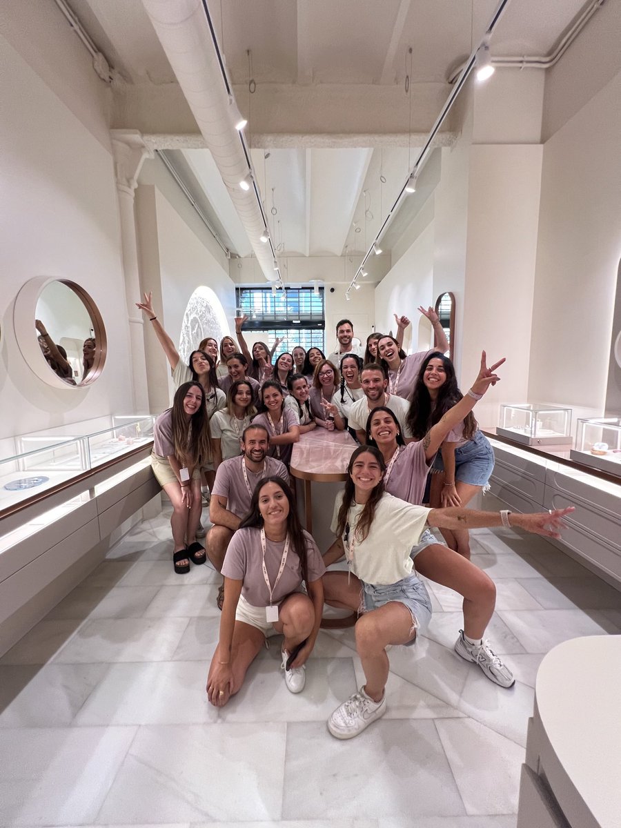 sansarushop's tweet photo. HOLI, estamos un poco desaparecidas por aquí pero quería contaros que lo de ayer en Barcelona fue UNA PASADA. Os dejo por aquí fotito del team con nuestras caras de cumpleaños 🥹 https://t.co/isgcYxOdaS