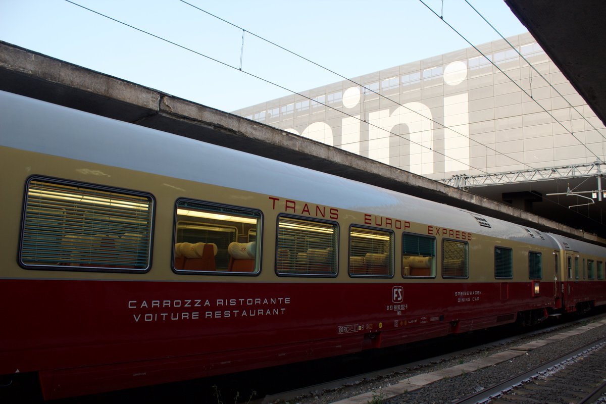 MR_Cento's tweet photo. Arriva a Termini... il treno azzur- no, un TEE- no manco
Ma allora che è? È lo straordinario Villa Literno-Roma, la prima volta che il materiale della nuova IF Treni Turistici Italiani giunge nella capitale (con un bel misto di livree) https://t.co/RzqmmDRrgl