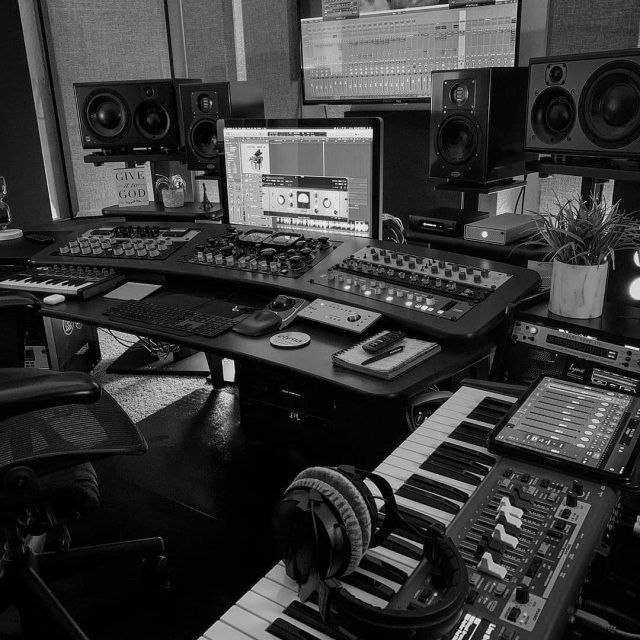 _ada_writes's tweet image. Second Life • woozi x oc au

   - wherein Kinley (oc) is an avid fan of boy group ALPhAS who fell into a coma miraculously woke up after 5 years. Will she be able to fangirl again?

—

"Who are they?"