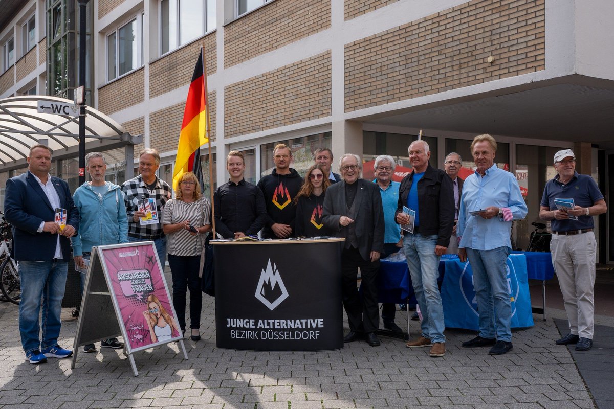 Unser Infostand in #Langenfeld mit Unterstützung der <a href="/jaddorf/">Junge Alternative Düsseldorf ⚓🦁</a>.

Auch der Bundestagsabgeordnete und Parteigründer <a href="/Renner_AfD/">Martin E. Renner, MdB</a> stattete uns einen Besuch ab, um den Langenfeldern Bürgern Gehör zu schenken.

Durchweg reges Interesse, aufschlußreiche Gespräche und gute Gesellschaft!
