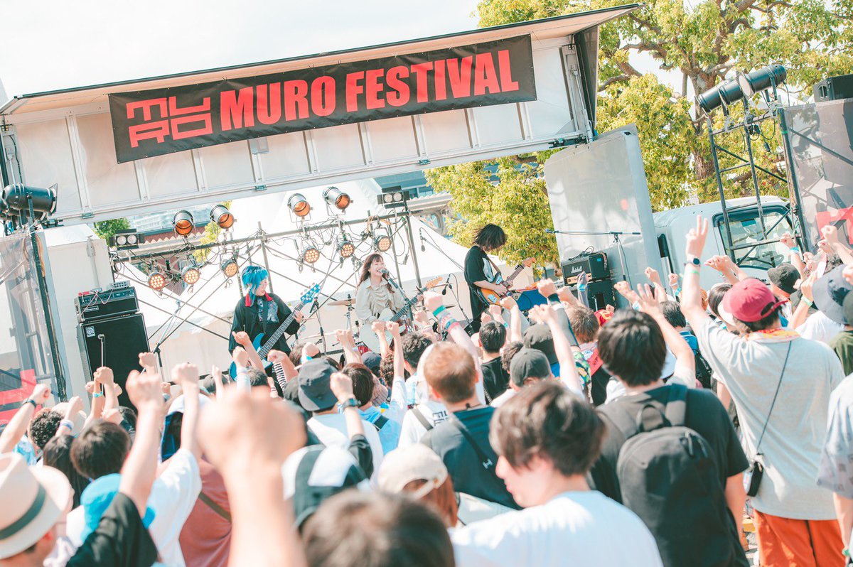akuruyo_sheep's tweet photo. ▽ THANK YOU!!
2023.07.21
"MURO FESTIVAL"

選んでくれたあなたへ
出会ってくれて本当にありがとう。
ずっと憧れていたムロフェスに出れたことが何よりも嬉しい気持ちです。

この先もあなたへ伝え続けます。
11月には東名阪ワンマンも開催しますので是非チェックして下さい！

photo by @boc_acha https://t.co/I1npc2zP46